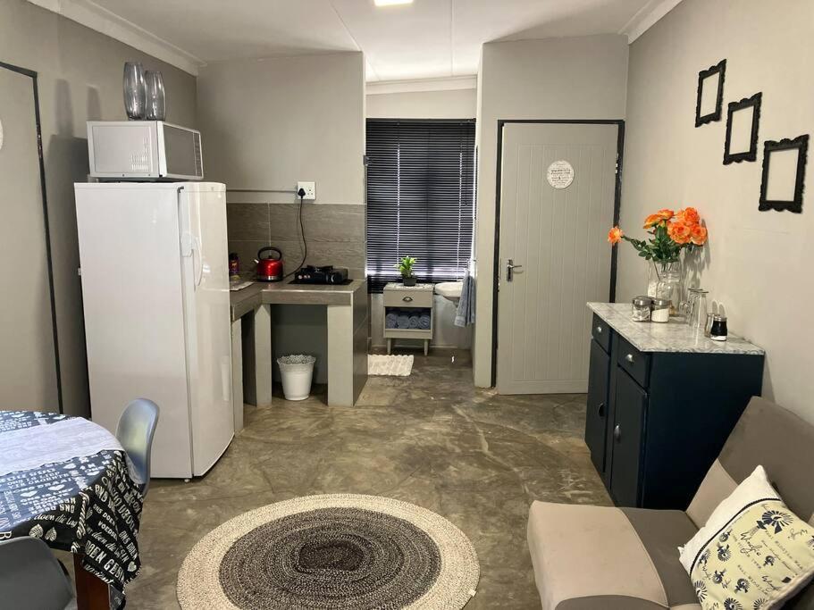 Stellies Accommodation - Room 1 Keetmanshoop Εξωτερικό φωτογραφία